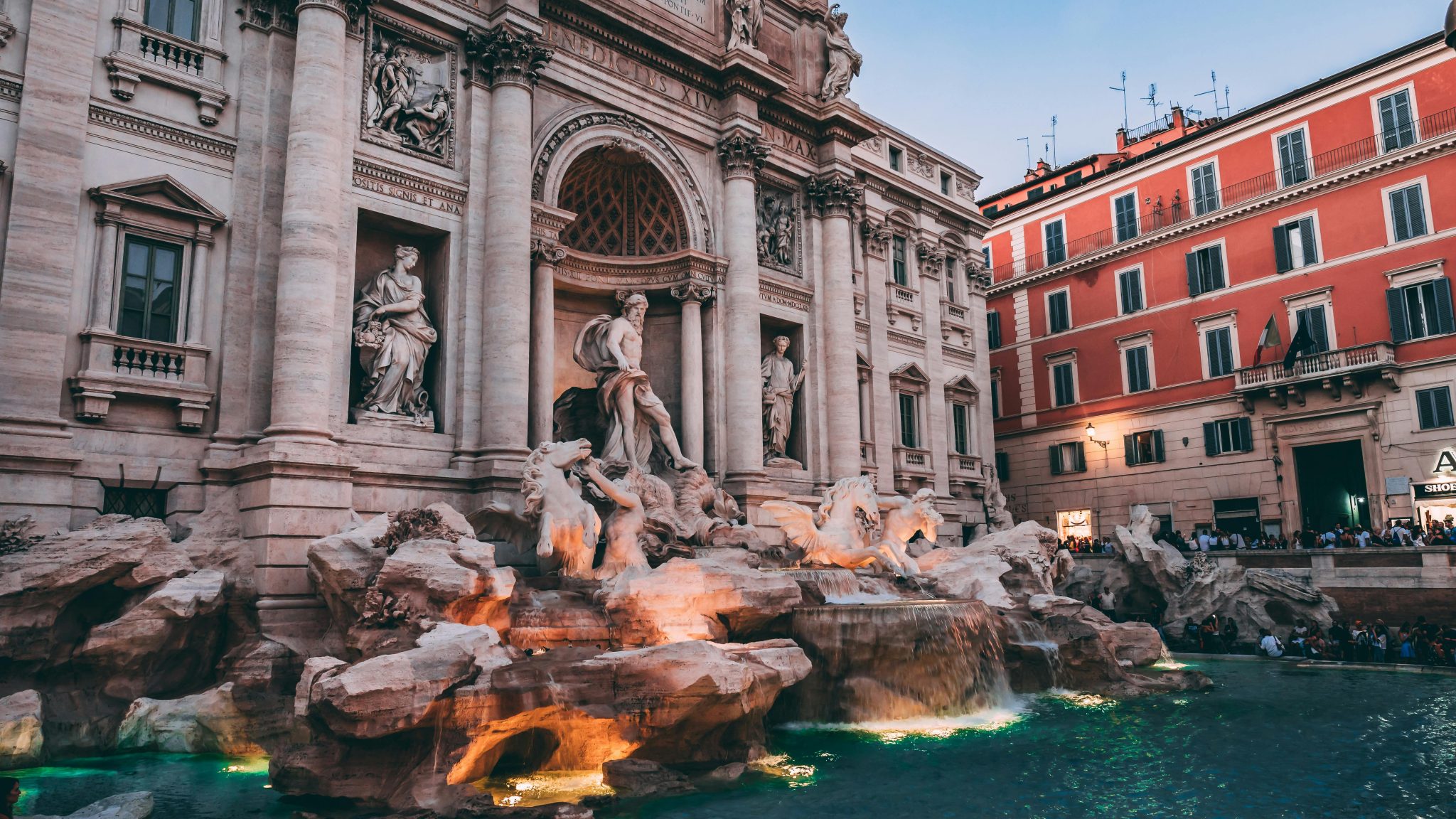 Roma, la Fontana di Trevi diventa a pagamento: costi, orari d'accesso e ...