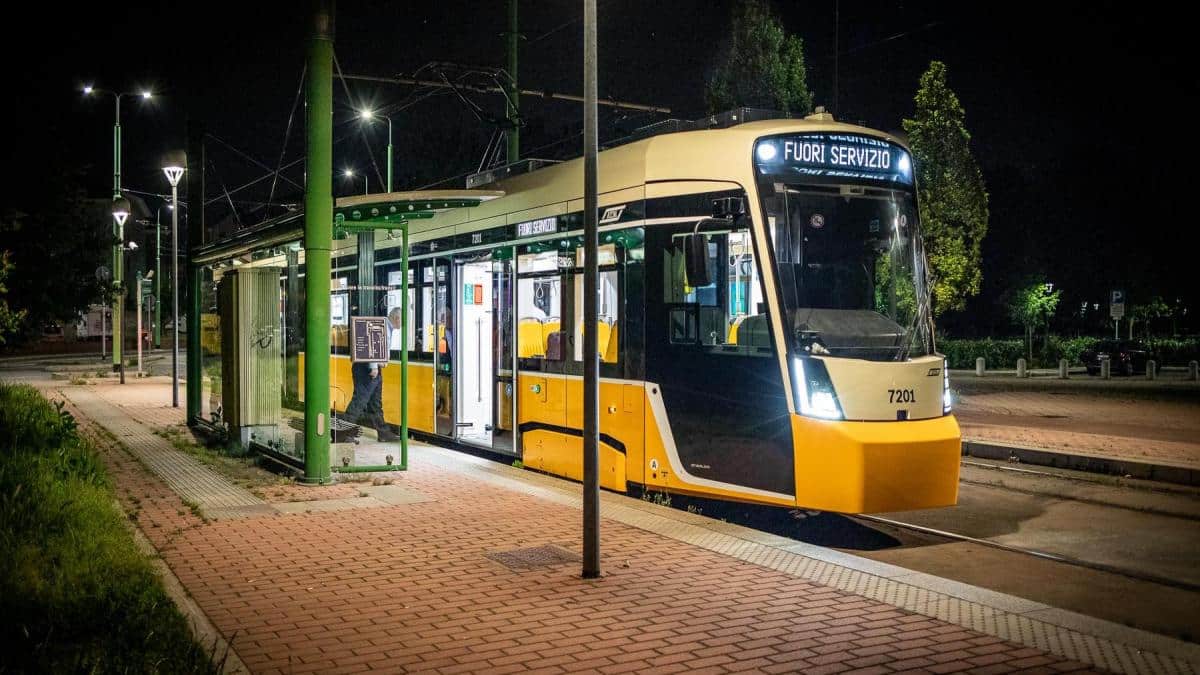 Milano, nuovi tram, più sicurezza: telecamere a bordo e centrale operativa collegata. Le novità