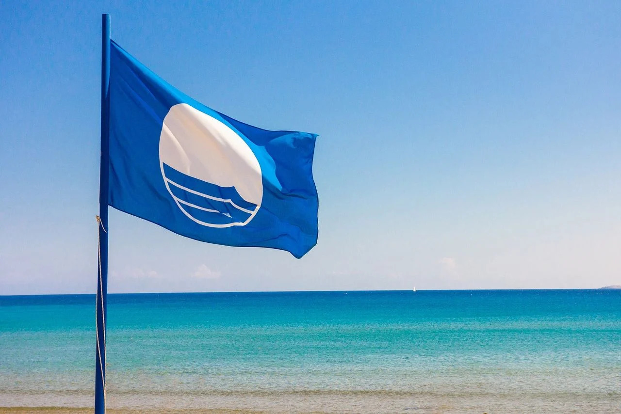 Bandiere Blu, 15 nuovi ingressi: ora sono 487 le spiagge eccellenti in Italia. Come funzionano e come vengono assegnate