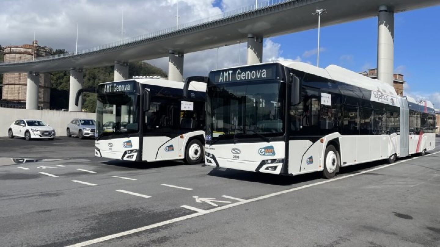 Genova, continua la rivoluzione green del trasporto pubblico: parte il primo dei 112 nuovi filobus elettrici