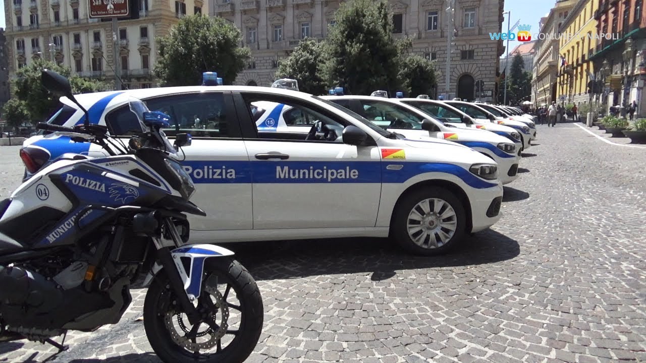 Napoli, allarme criminalità: molotov e proiettili nel giardino del comandante dei vigili di Avella