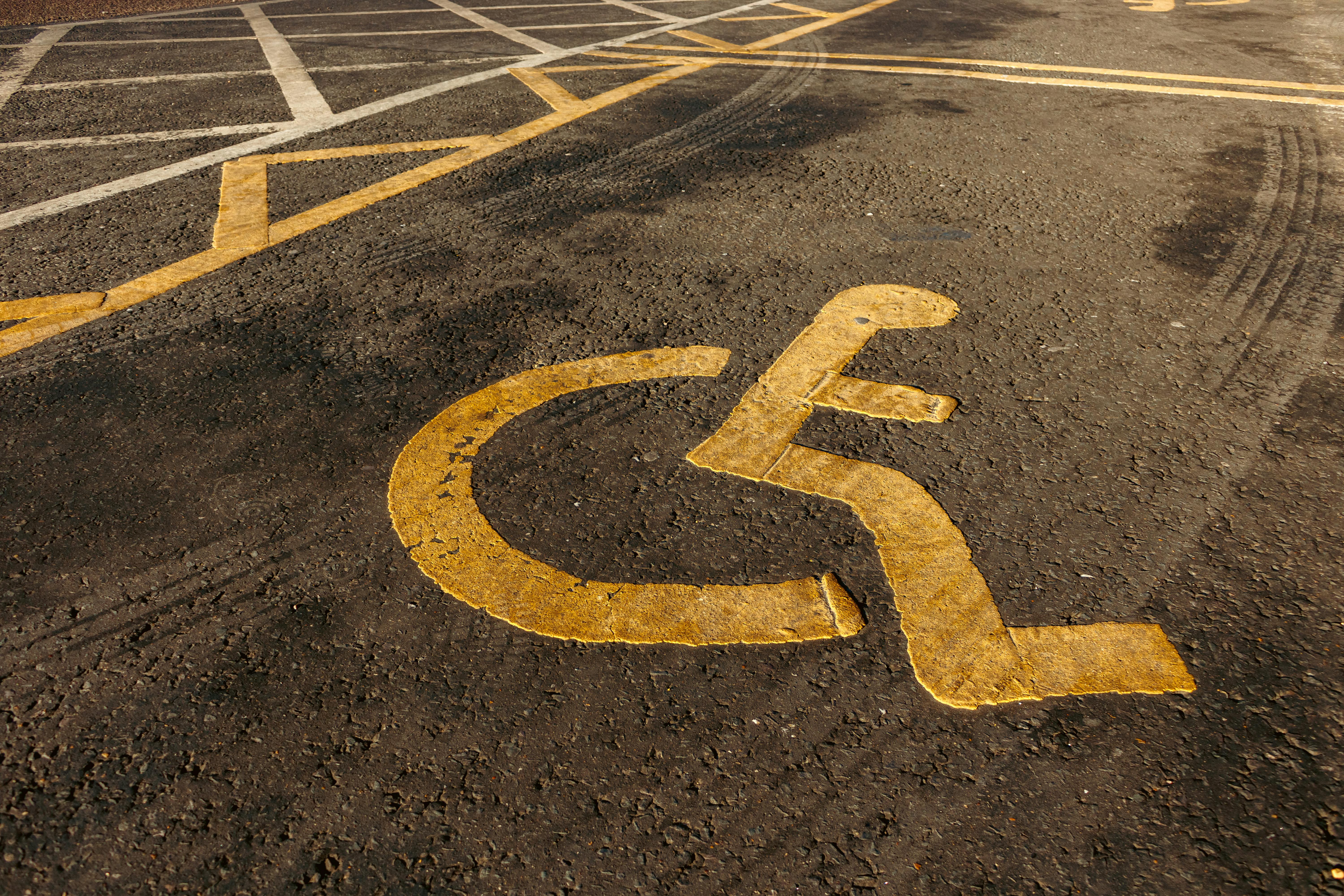 Roma, il Comune annuncia la stretta sui pass per auto di trasporto persone con disabilità. Ecco cosa cambia
