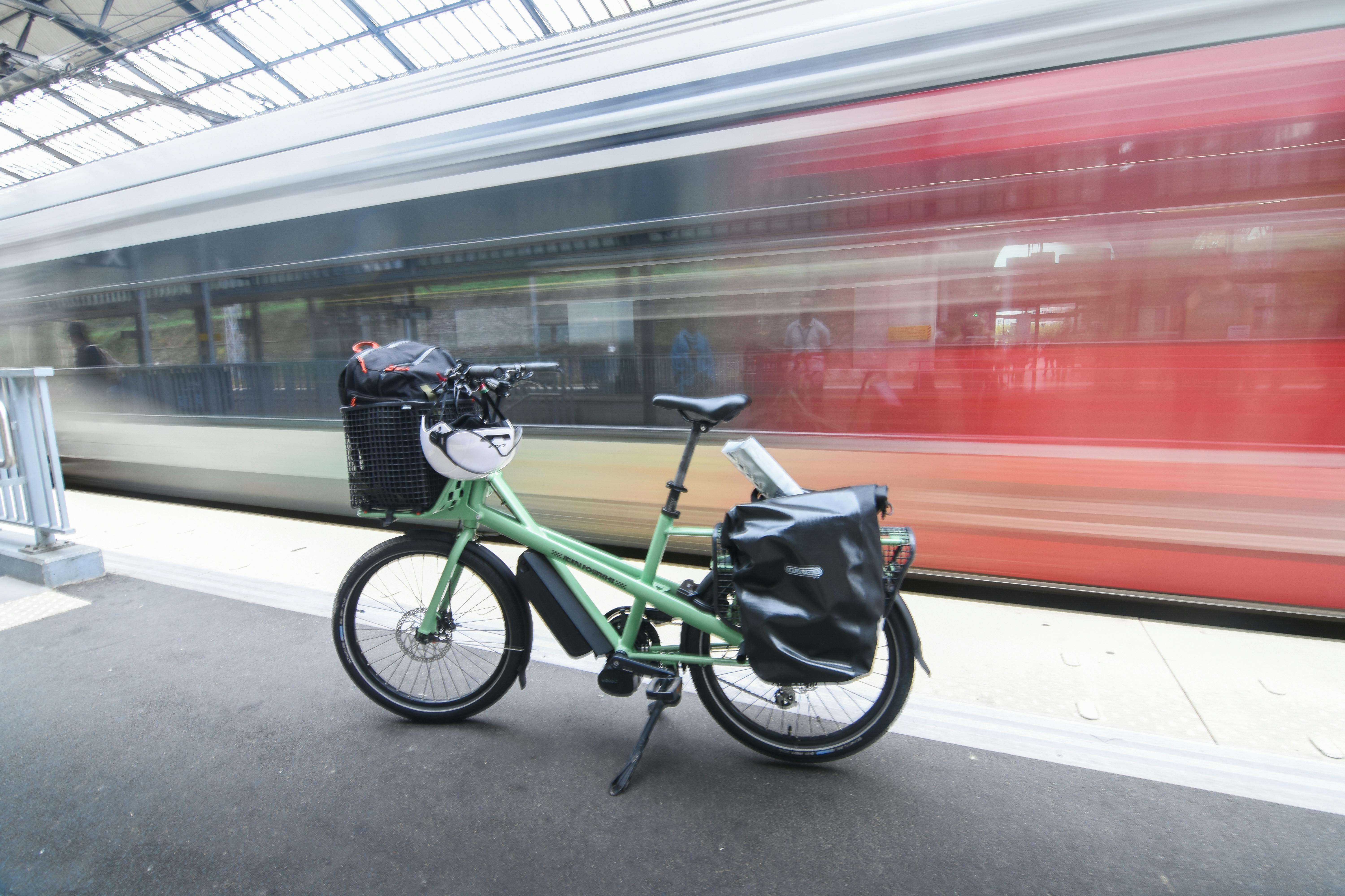 Milano, stretta sulle biciclette dei rider: consegne anche a 70 km all’ora, 54 sequestri
