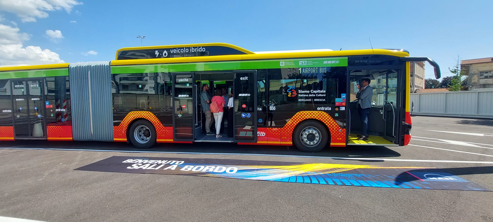 Bergamo, svolta ecologica nel trasporto pubblico: presentati 11 bus elettrici