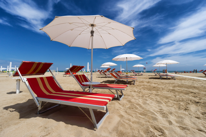 Spiagge Sicure Estate 2025: 1,5 mln di euro per contrastare abusivismo e contraffazione