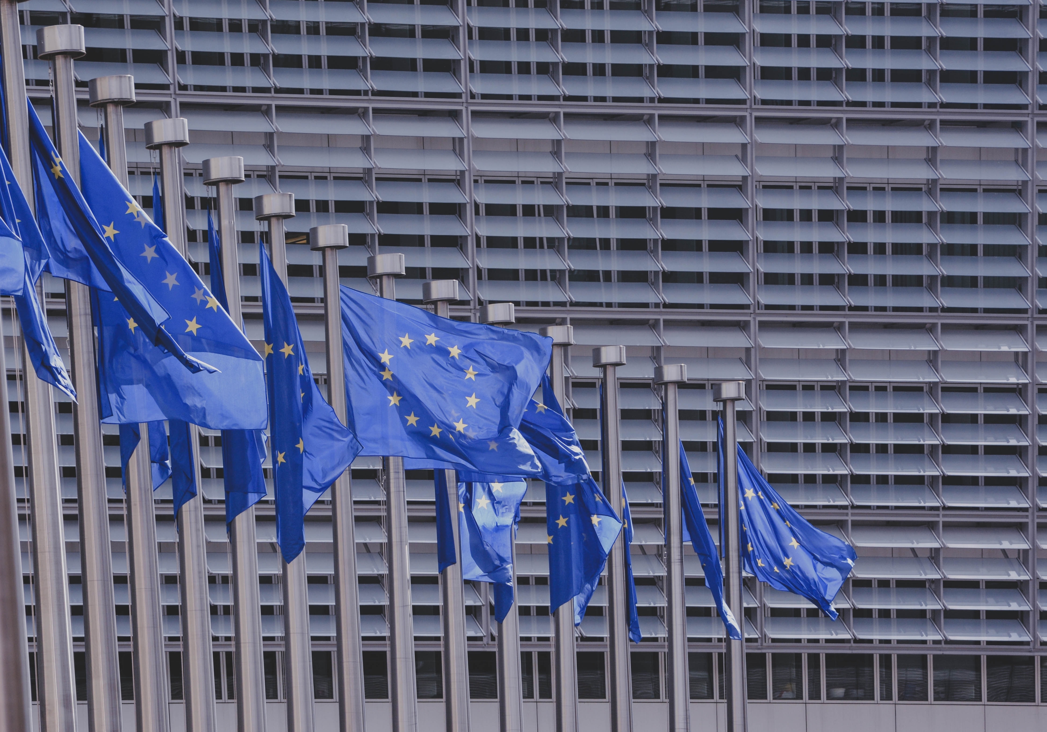 Unione Europea, dai treni ai porti green: 2,8 miliardi per la rivoluzione sostenibile dei trasporti