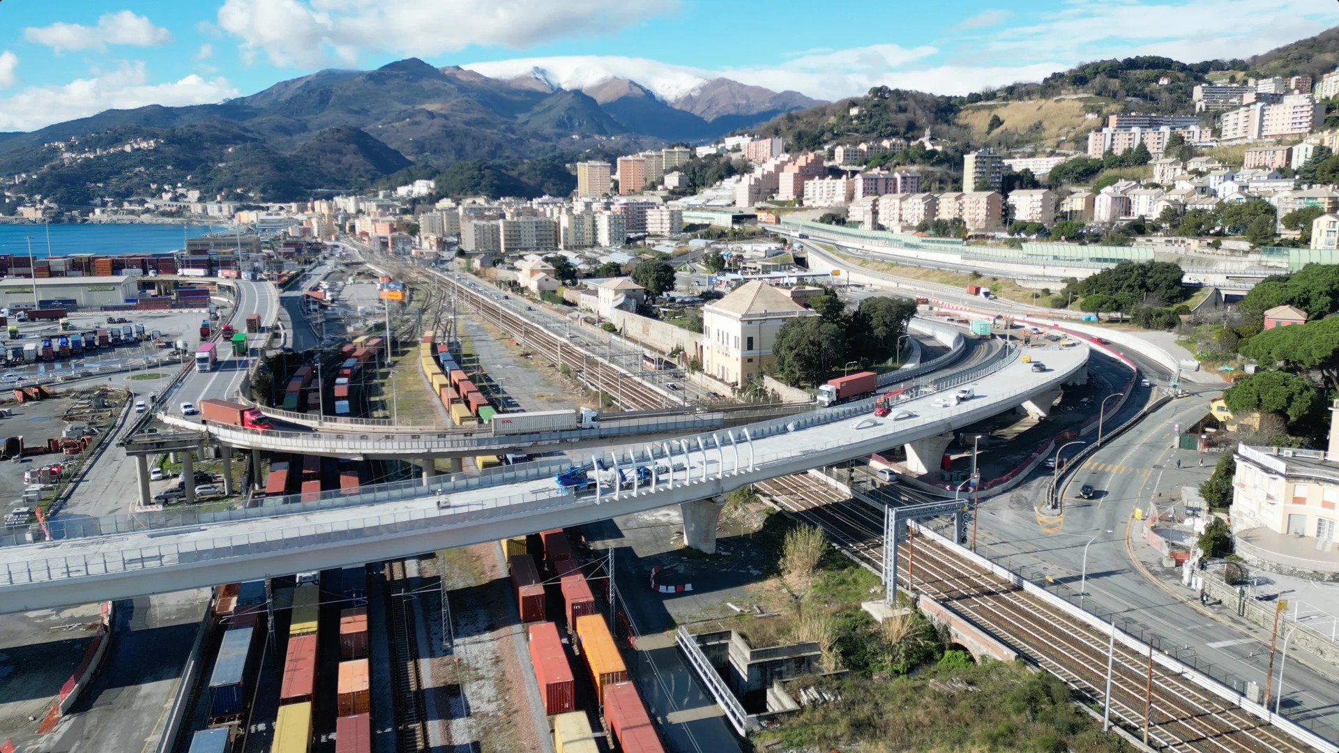 Genova, dopo 24 anni apre il viadotto del porto di Prà: quanto sono costati i lavori e perché erano stati  interrotti