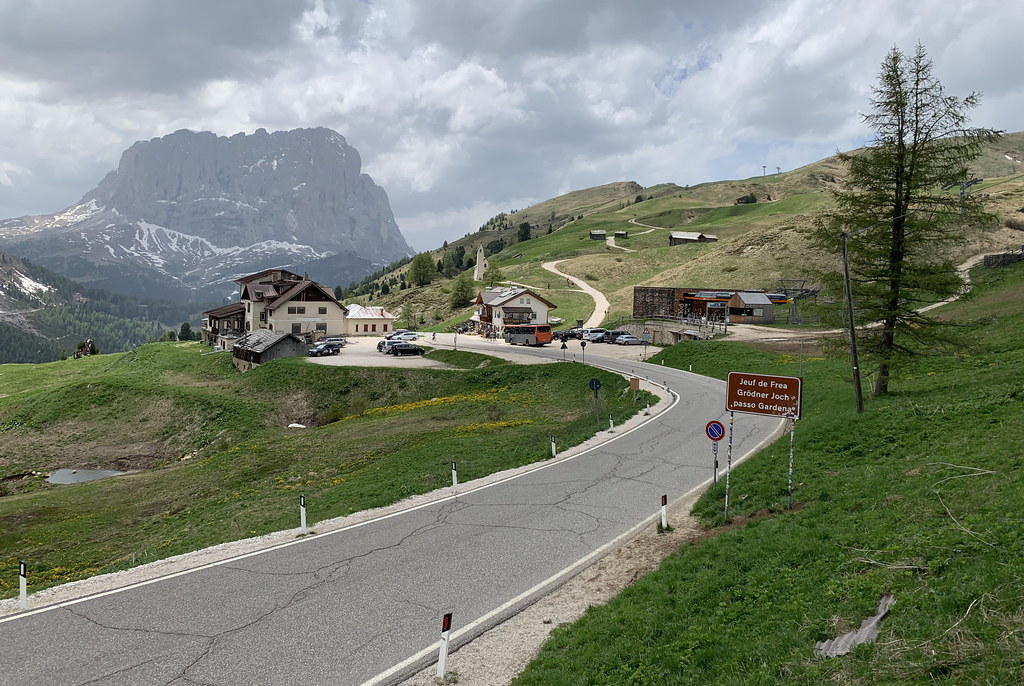 Alto Adige, troppe auto e gare clandestine sui passi delle Dolomiti: Bolzano dice basta. Nuove misure di sicurezza in arrivo