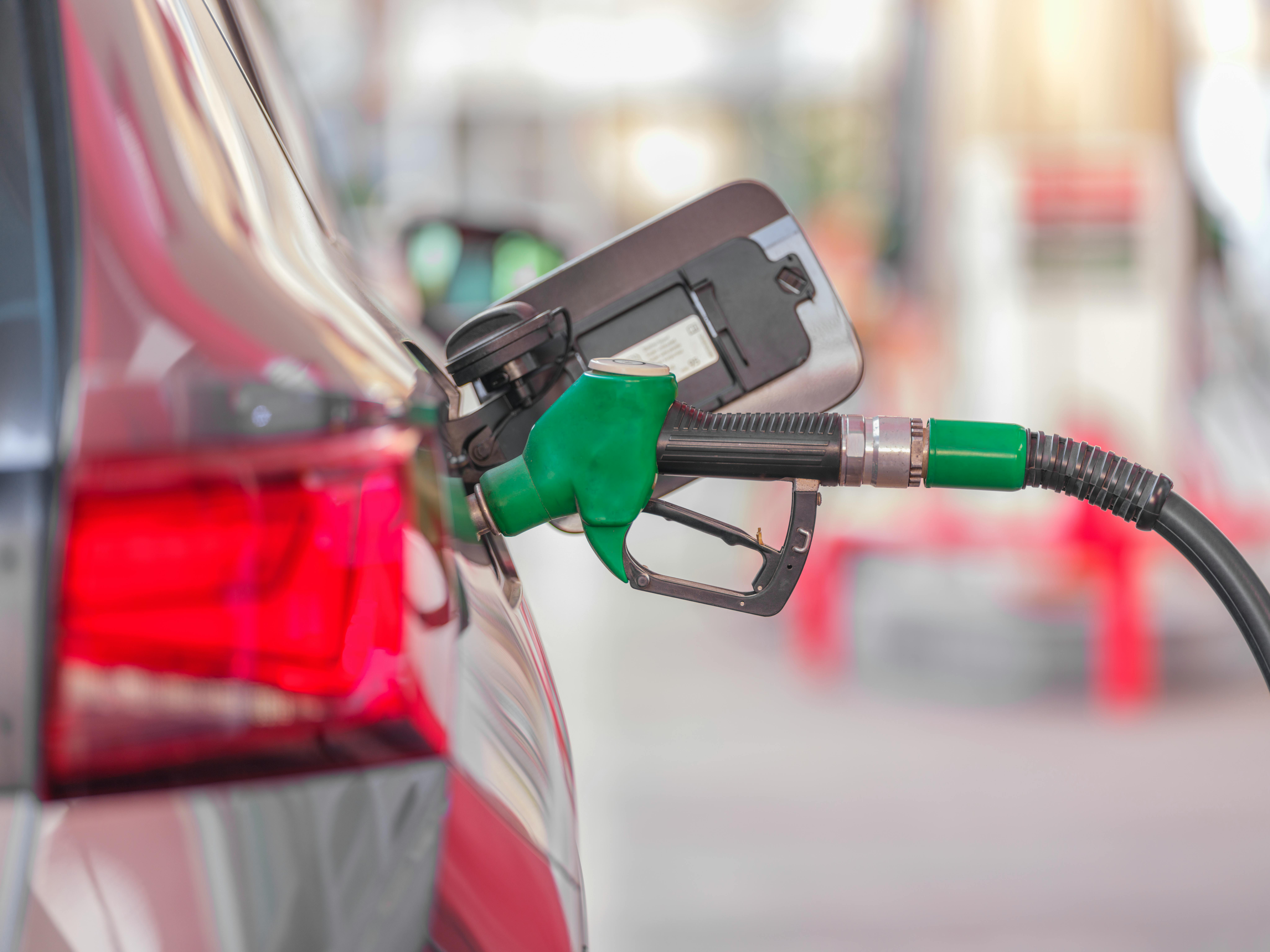Italia, prezzi dei carburanti in discesa anche ad agosto. Il trend nei dati del Mimit