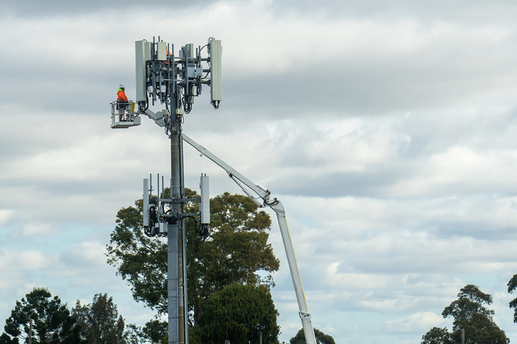 L’installazione di antenne e ripetitori, reazioni contrastanti nelle comunità