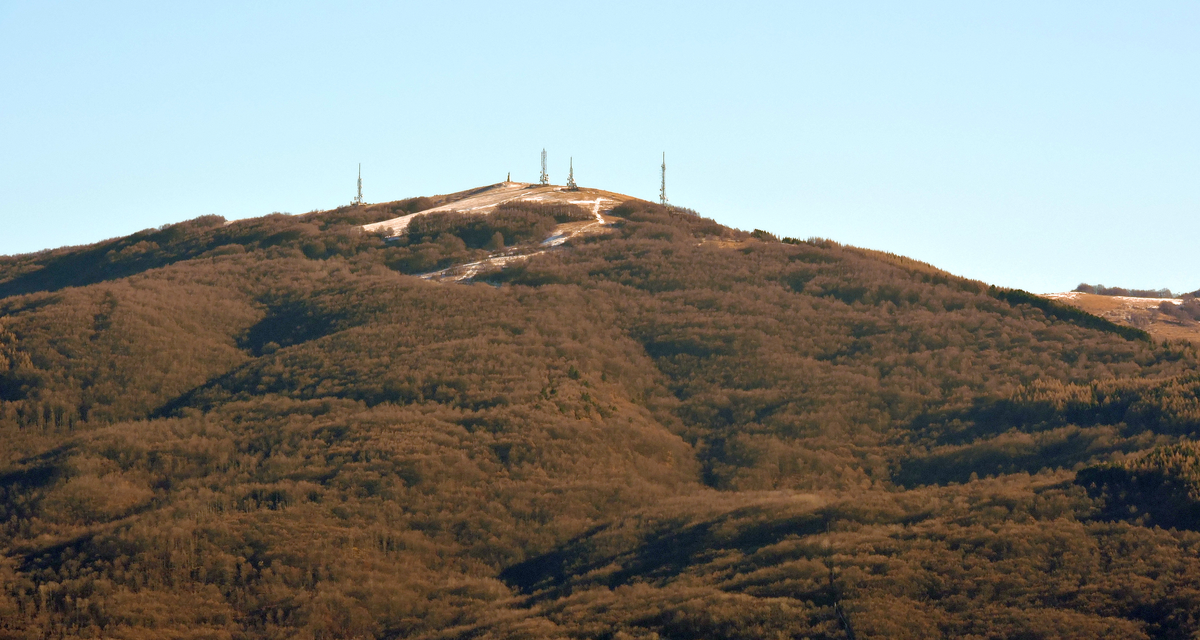 Piemonte, no al parco eolico sul monte Giarolo: catena umana di 209 metri per protesta