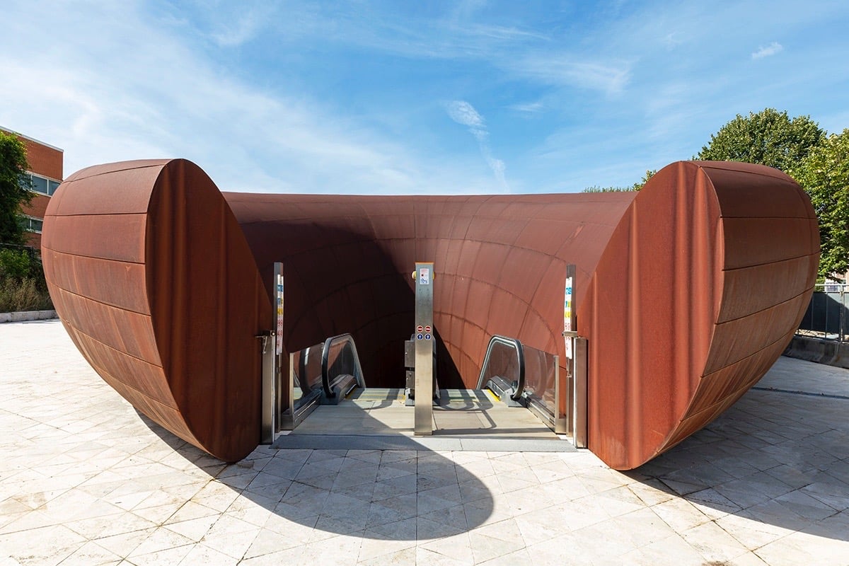 Napoli, inaugurata la stazione della Metropolitana firmata da Anish Kapoor. Tutti i dettagli
