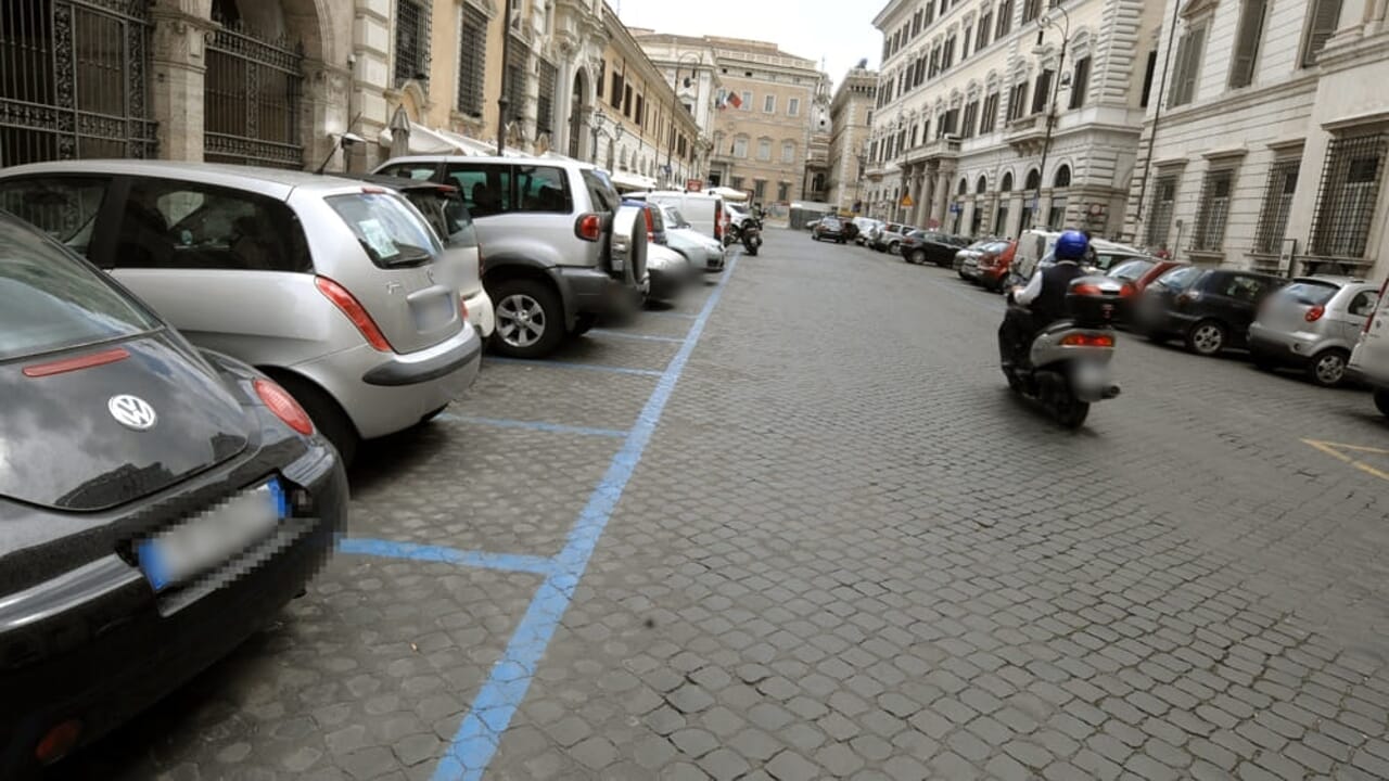 Roma, problema parcheggi: 12 ore al mese per una sosta regolare