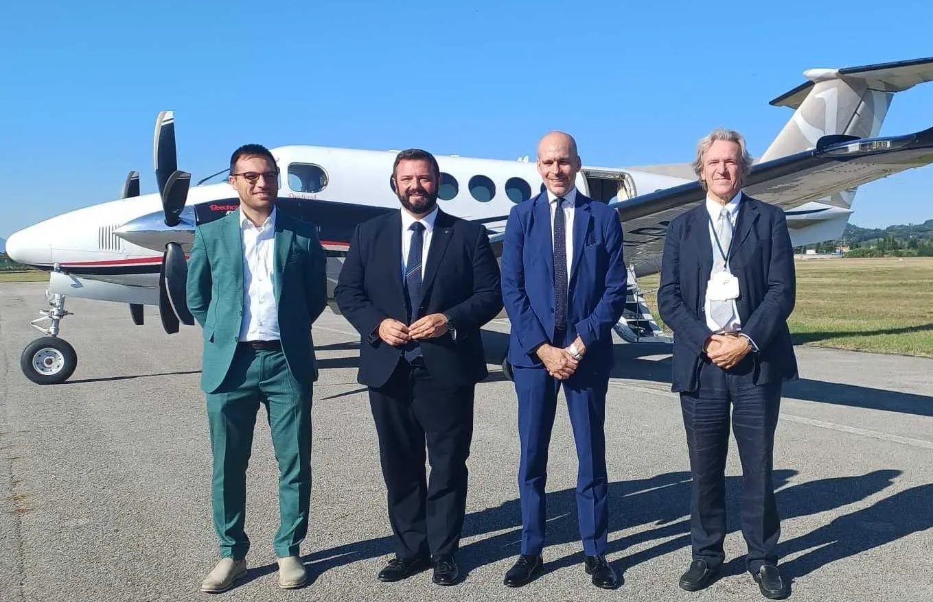 Italia, arrivano i “bus del cielo”: da Roma a Fano e verso la Sardegna, il trasporto pubblico viaggerà in aereo