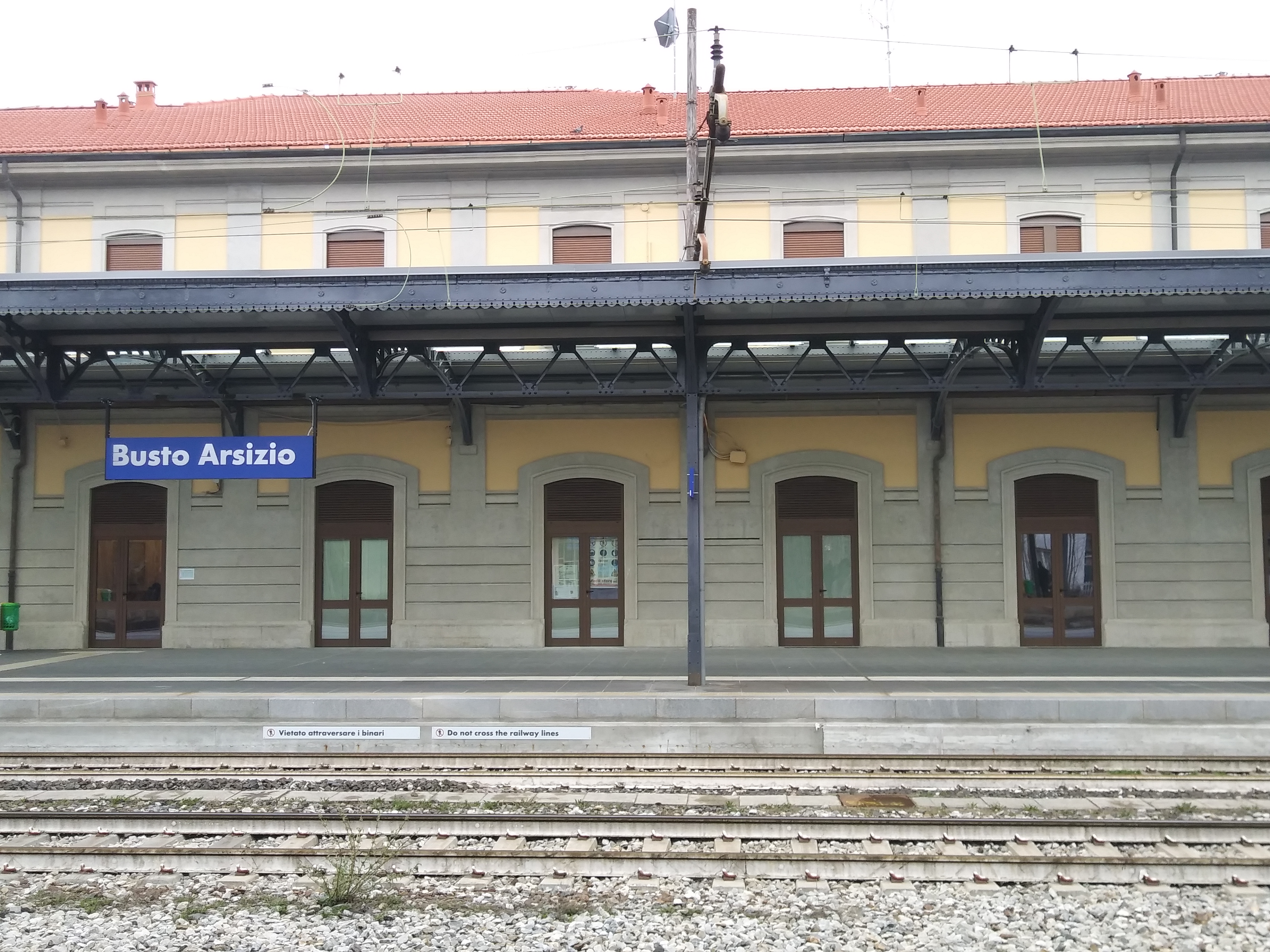 Busto Arsizio, arrestato 53enne in stazione per molestie verso una ragazza di 15 anni: decisiva l’app ‘Youpol’. L’accaduto