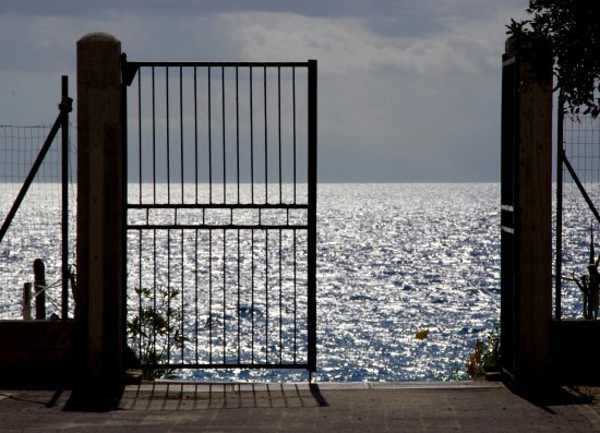 Quando un cancello viola la Costituzione: il diritto di tutti ad accedere al mare