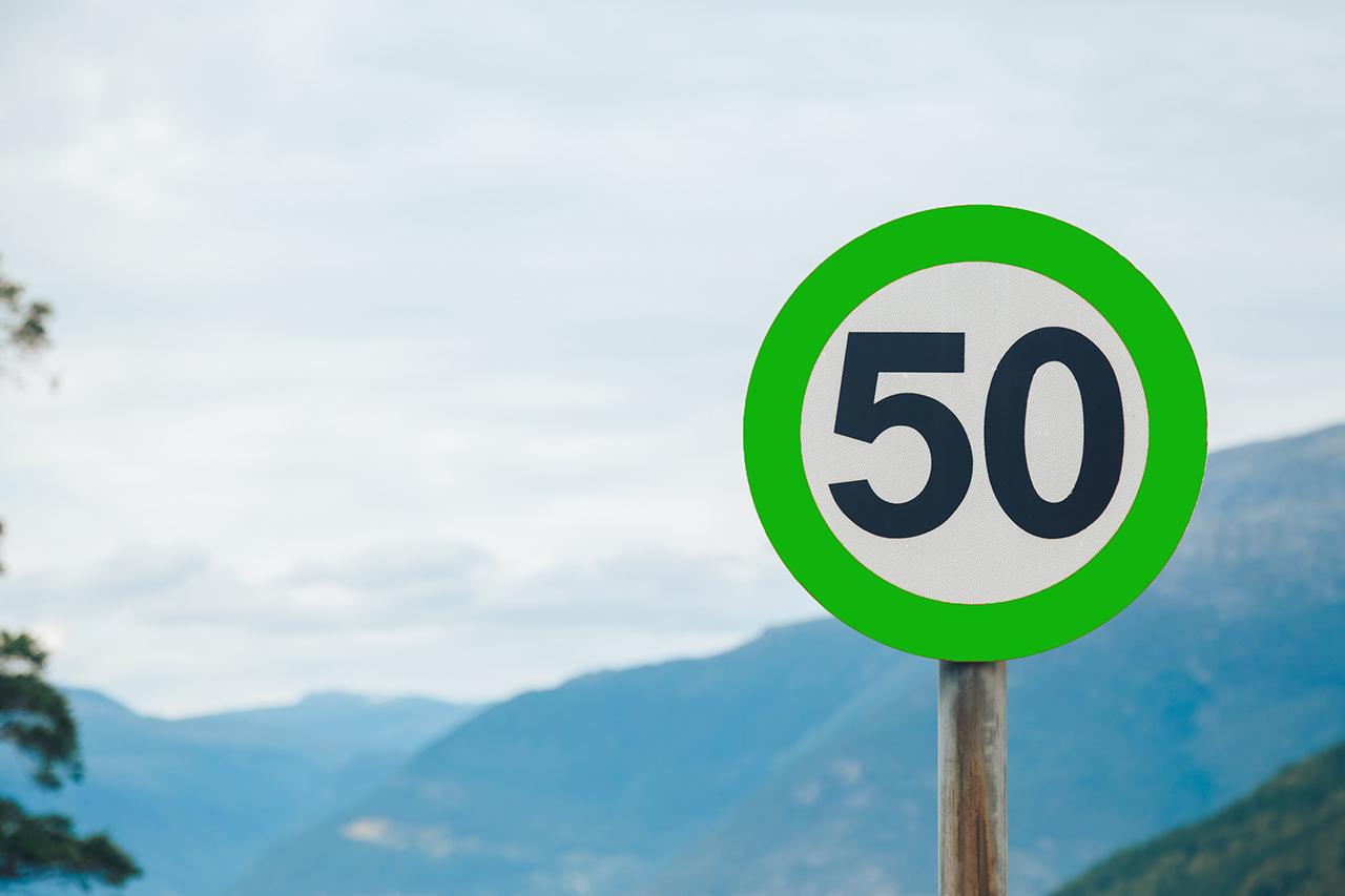 Sicurezza stradale, novità in Europa: cartelli con il bordo verde. Arriveranno anche in Italia?