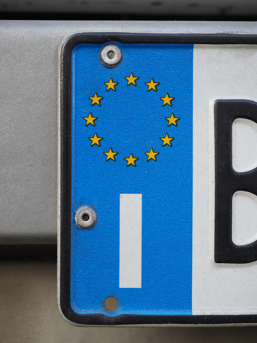 Targa contraffatta con adesivo, scatta il reato di falsità materiale