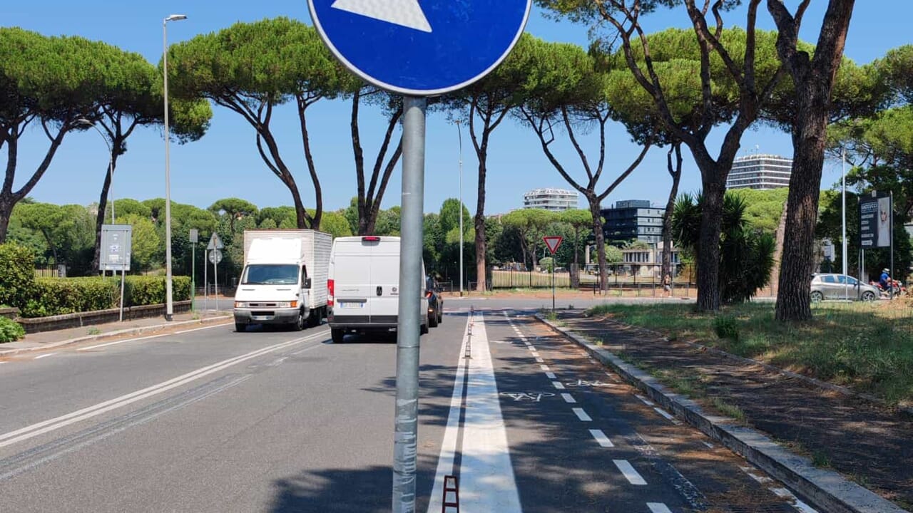 Roma Eur, problema sicurezza: ciclabili pericolose per le auto. Cambia il progetto