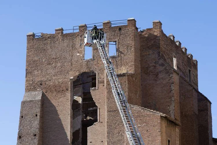 Roma, crollo della Torre dei Conti: l’area diventa zona rossa. Traffico in tilt