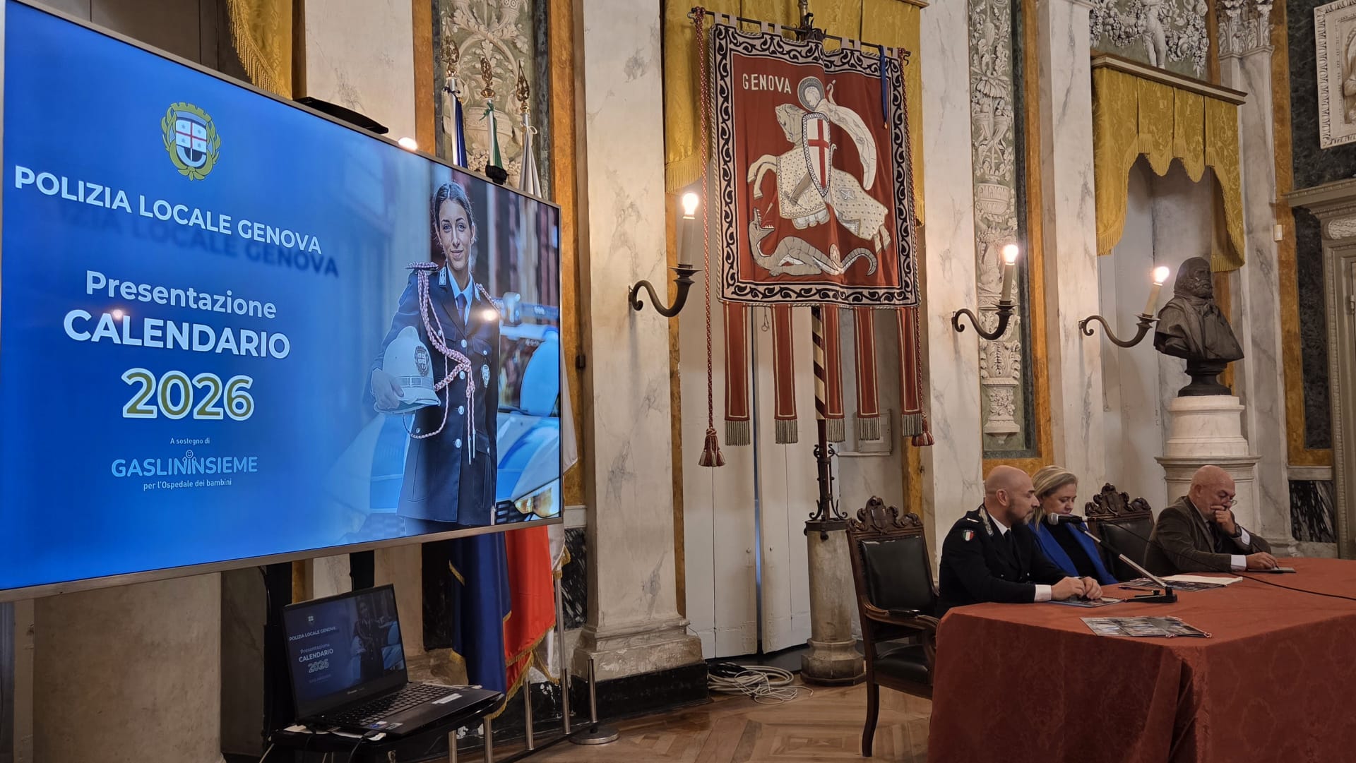 Genova, presentato il calendario 2026 della Polizia Locale: il tema è la vicinanza ai cittadini. Il ricavato all’Ospedale Gaslini