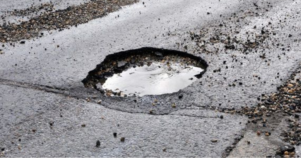 Milano, problema buche sull’asfalto: tra Lambrate e Città Studi troppi rischi per chi va in moto o bicicletta