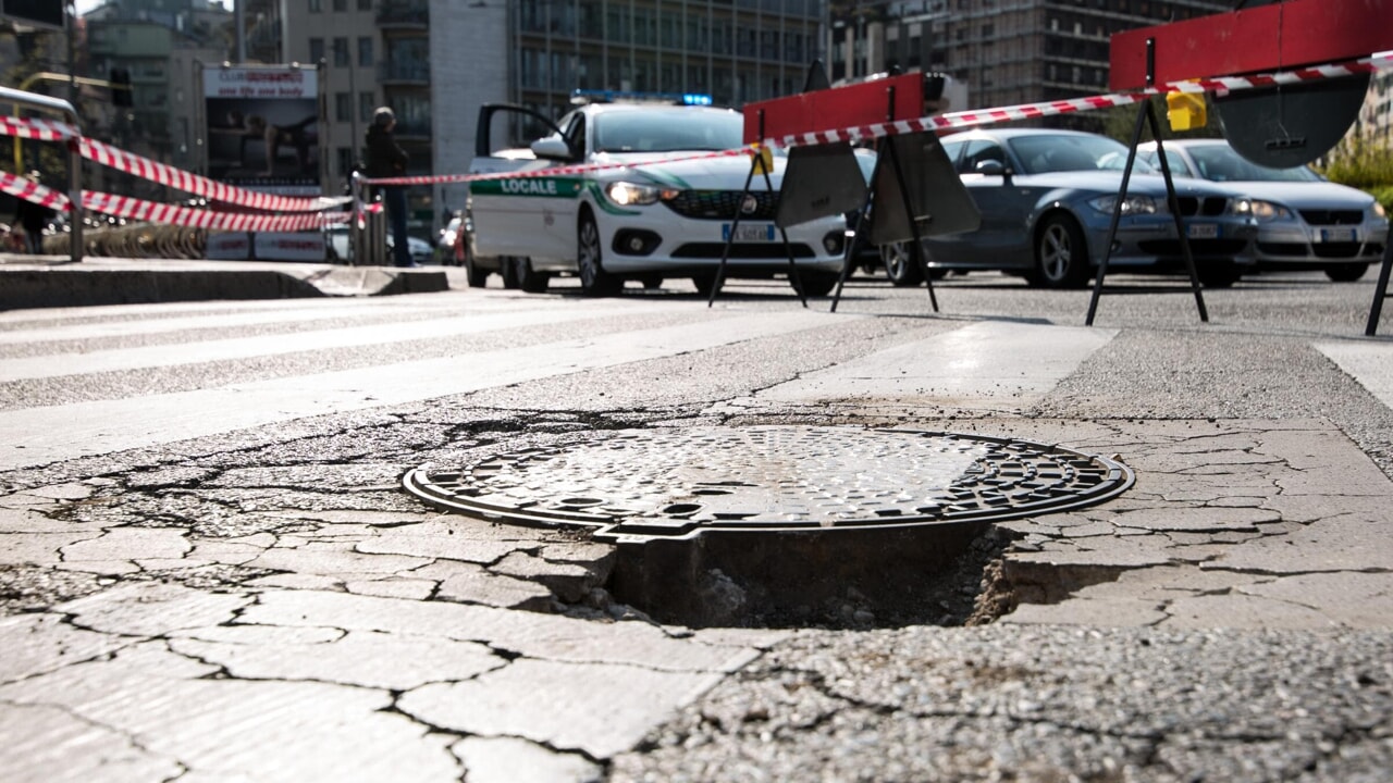 Milano, buche e strade rovinate: proteste da Porta Venezia alla Stazione Centrale