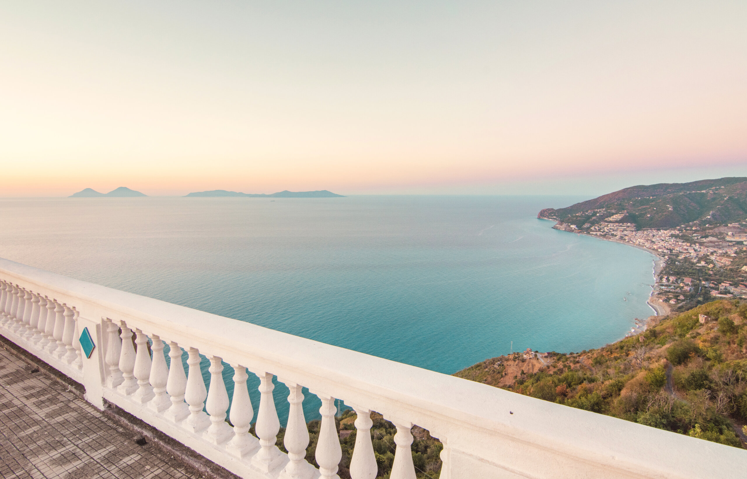 Da parcheggio a sala vista mare, perché la Cassazione dice no alla “furbizia” edilizia in zona vincolata