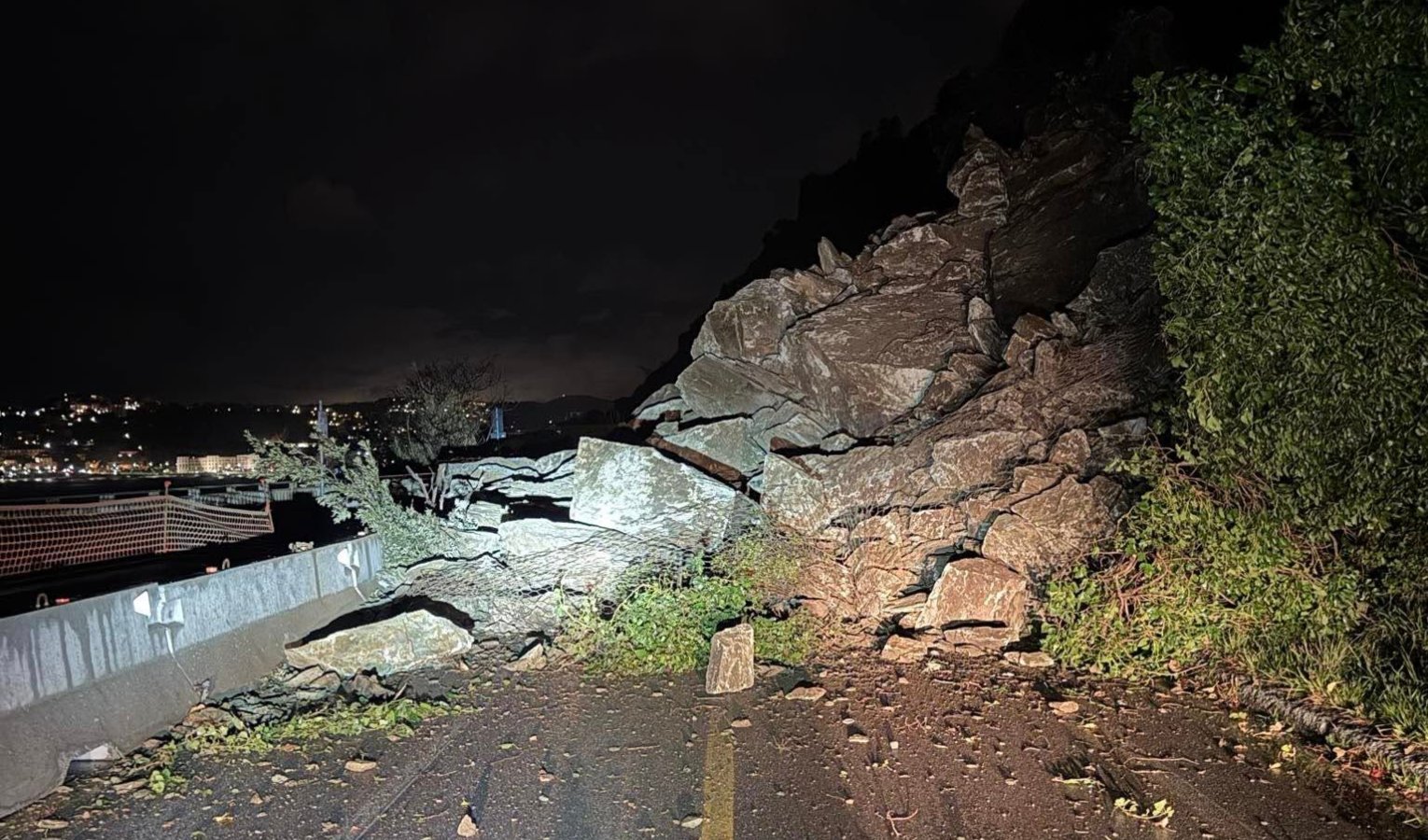 Liguria, frana sull’Aurelia ad Arenzano: autostrada gratis fino a Genova Pra’. Il punto sulla fine dei lavori