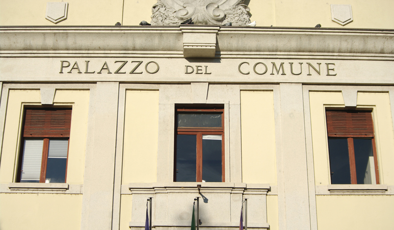 Comuni e comunicazione istituzionale: la Cassazione chiarisce i limiti della critica politica digitale