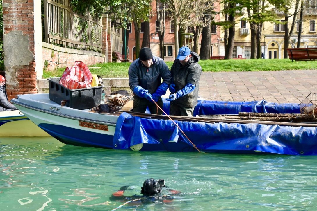 Venezia, recupero dei rifiuti nei canali: nuova raccolta da record per i Gondolieri Sub