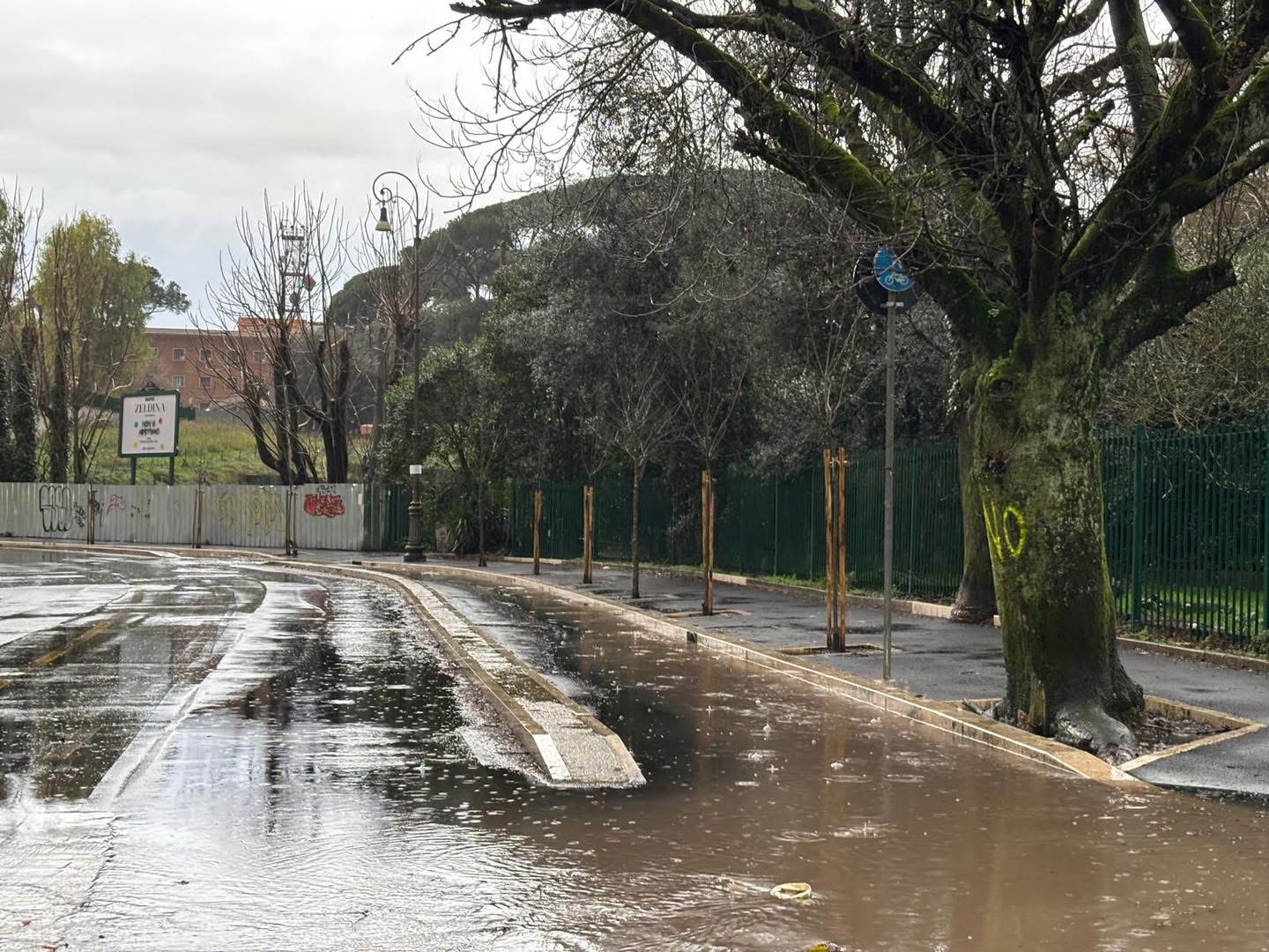 Roma, tracciato allagato e invaso dai monopattini: la ciclabile di via Panama è inutilizzabile! La protesta dei residenti