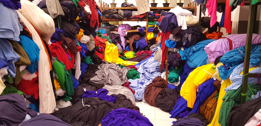 Stop alla distruzione di vestiti invenduti: nuove norme UE cambiano il futuro del tessile urbano