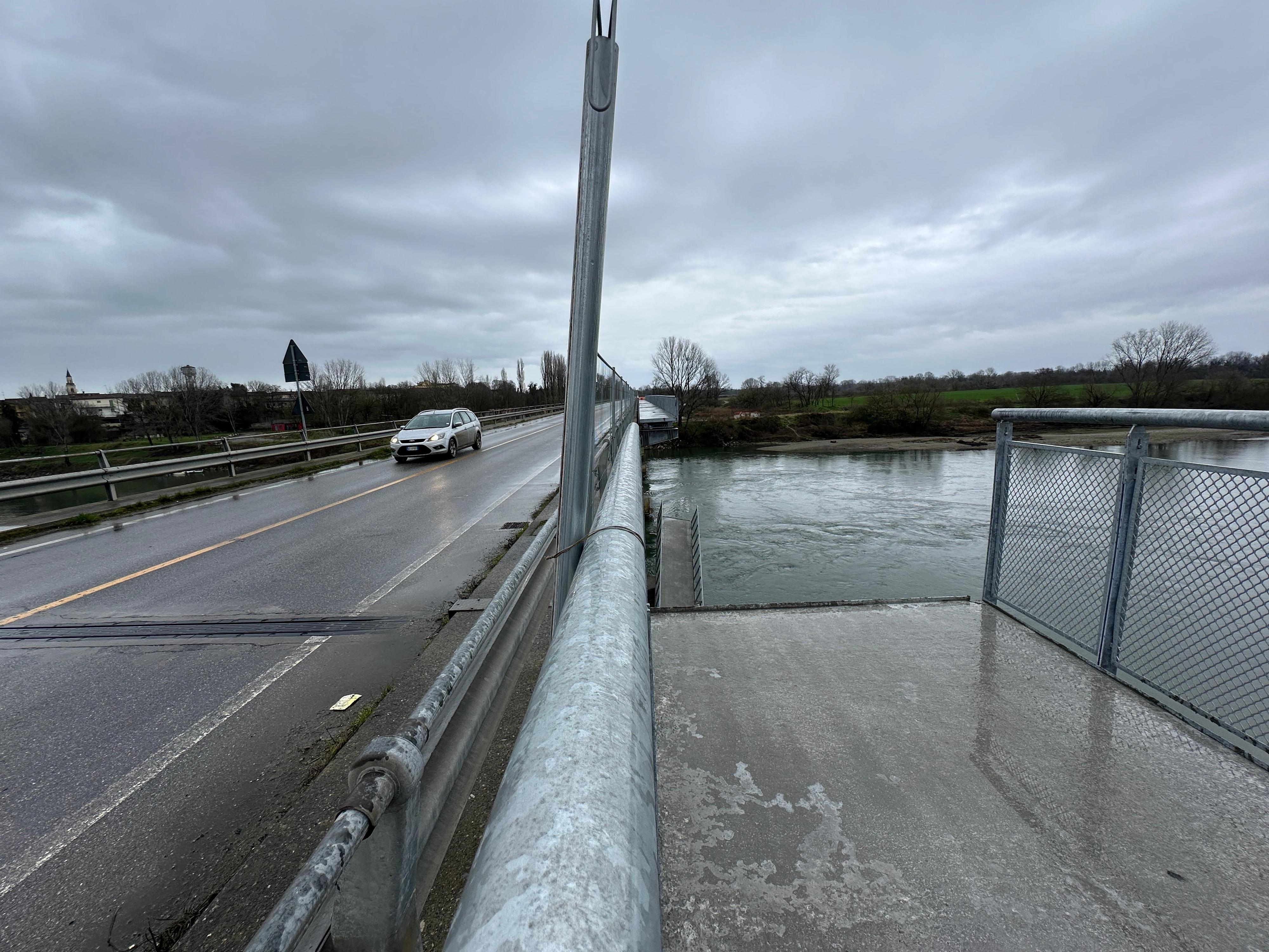 Lombardia, crolla la pista ciclabile nell’Adda in provincia di Lodi: era in attesa del collaudo