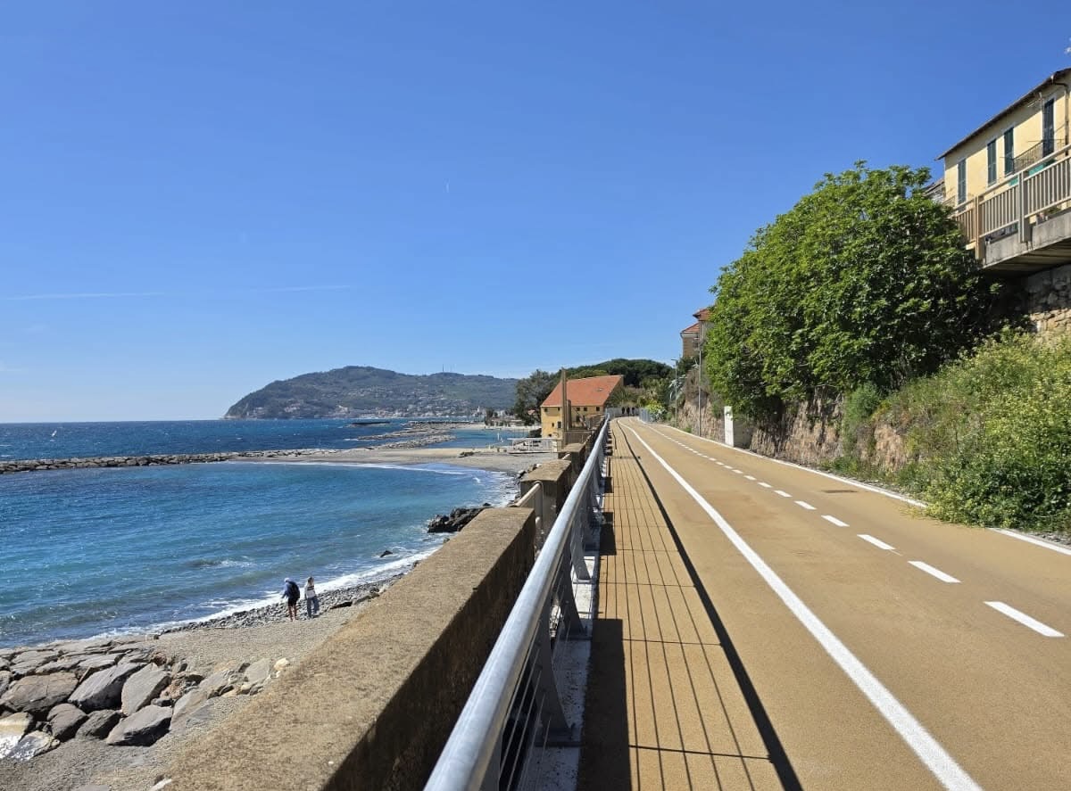 Liguria, pronta la nuova ciclabile Cervo-Diano Marina: 7 chilometri di tracciato sul mare. Apertura prima di Pasqua