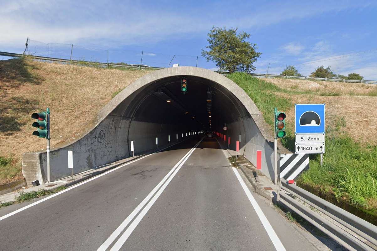 La galleria San Zeno è chiusa ma i camion ignorano il divieto e scattano le multe…