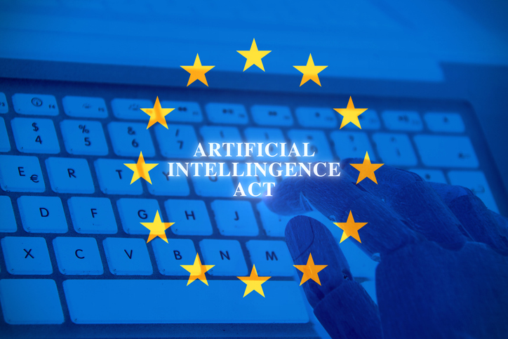 AI Act, il Parlamento UE propone lo slittamento delle regole sui sistemi ad alto rischio e il divieto dei “nudifier”