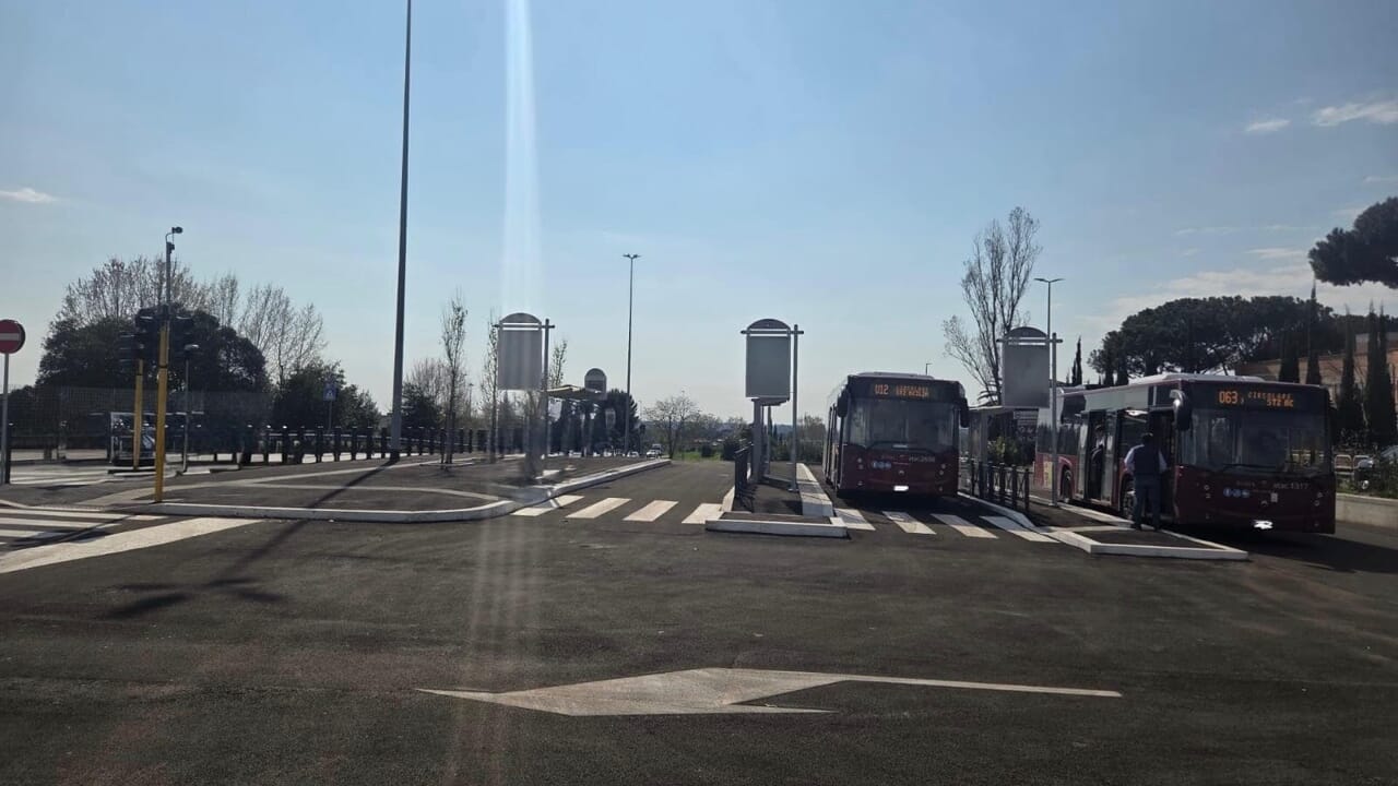 Roma, semafori e stalli pedonali: riaperto il nuovo capolinea alla Metromare di Acilia