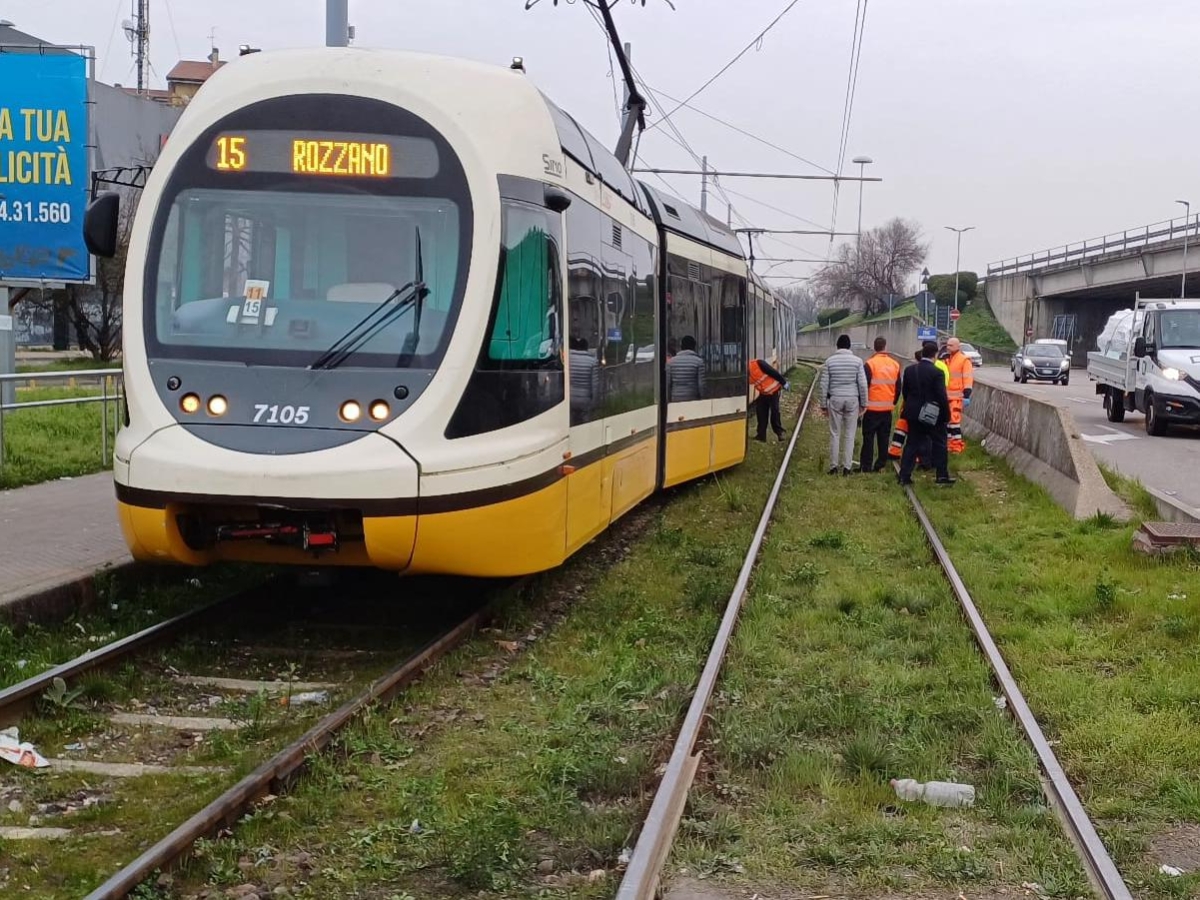 Milano, problema sulla sicurezza dei tram: deraglia il 15 a Rozzano. Terzo episodio in 10 giorni