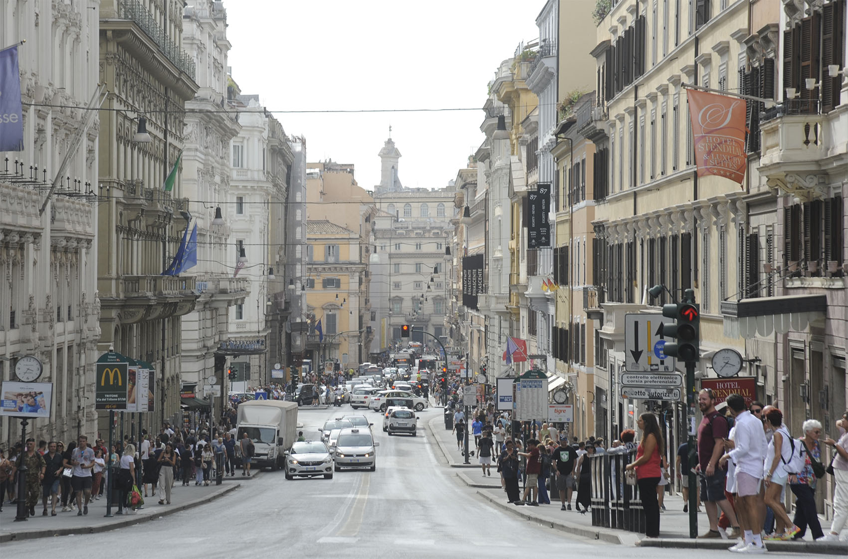 Roma, marciapiedi troppo larghi in via del Tritone: il piano per salvare la viabilità