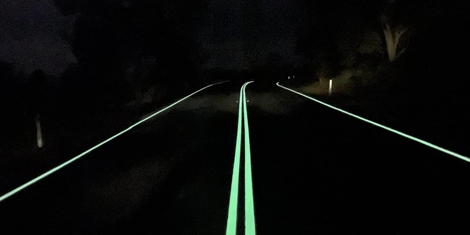 Strisce fotoluminescenti per migliorare la sicurezza stradale: l’idea vincente che arriva dall’Australia