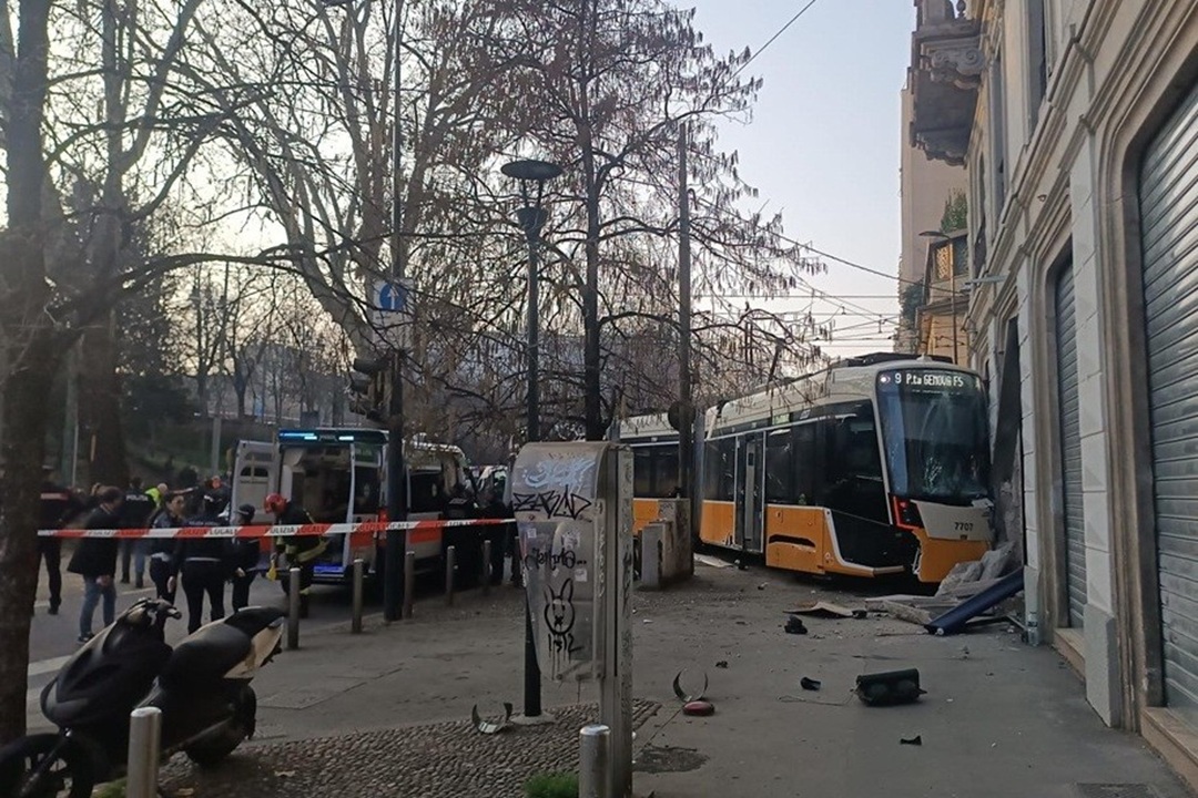 Milano, tram deragliato in via Vittorio Veneto, svolta nelle indagini: la telecamera a bordo ha smesso di funzionare