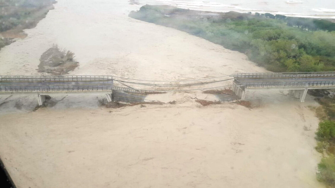 Italia, crollo del ponte sul Trigno tra Abruzzo e Molise: pedaggio gratuito in autostrada 14. In arrivo il commissario per la ricostruzione