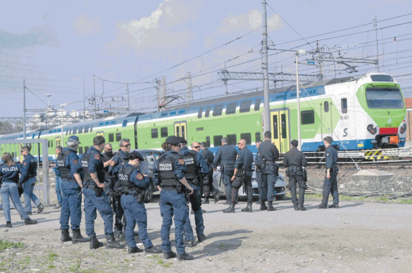 Milano, controlli interforze anti-droga a Rogoredo: bloccata anche la circolazione dei treni