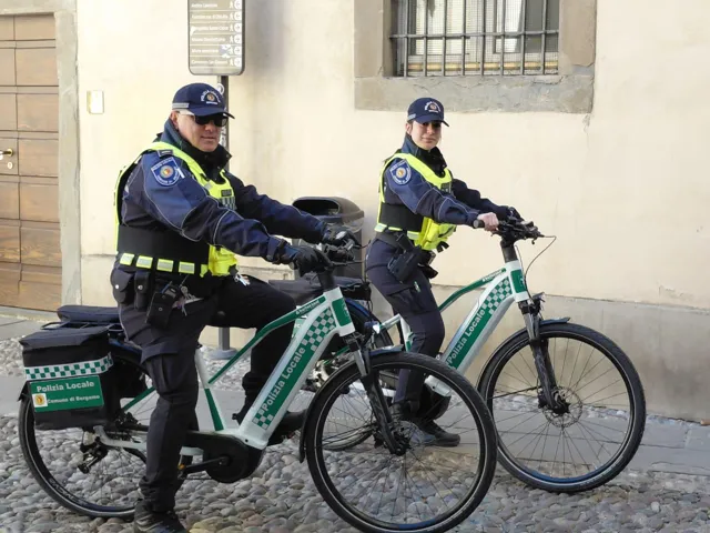 Bergamo, al via la sperimentazione della Polizia Locale con e-bike in Città Alta. E il Comune assume agenti