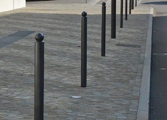 Milano, sicurezza stradale: posati i dissuasori contro la sosta vietata. Ecco dove sono