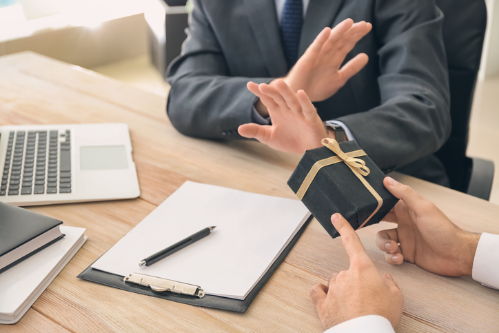 Corruzione “a modico valore”? La Cassazione annulla l’assoluzione: non basta il prezzo del dono per escludere il reato