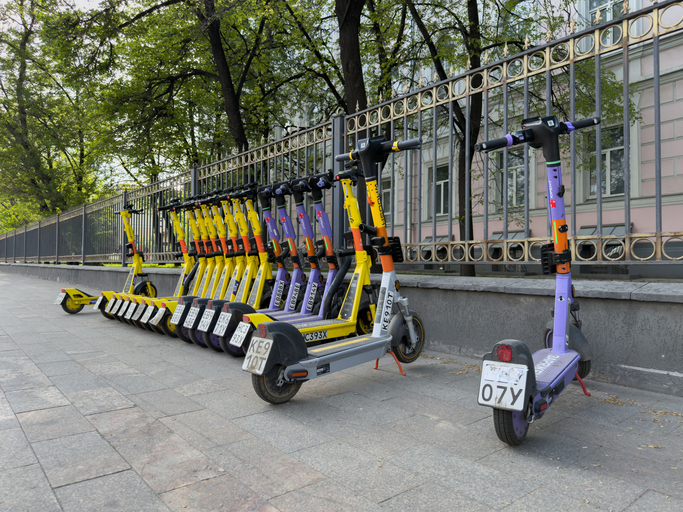 Monopattini elettrici, il MIT rassicura: oltre 200mila contrassegni già consegnati, tutti in regola entro il 16 maggio