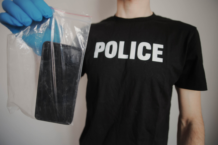 Sequestro del cellulare, la Cassazione fa chiarezza. Quando il GIP può acquisire i dati e quali limiti devono essere rispettati