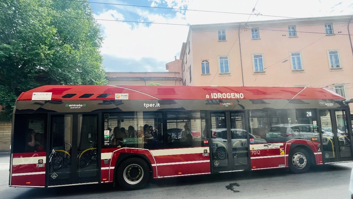 Bologna, inizia l’era dell’idrogeno nel trasporto pubblico: in servizio i nuovi autobus